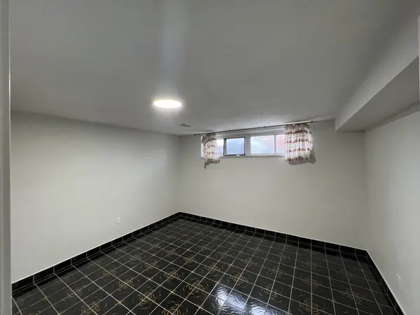 Toronto C07, ON M2R 2P7,9 Dewlane DR