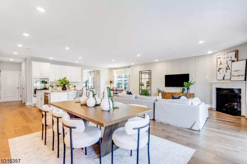 13 Eastwood Ter, East Hanover Twp., NJ 07936