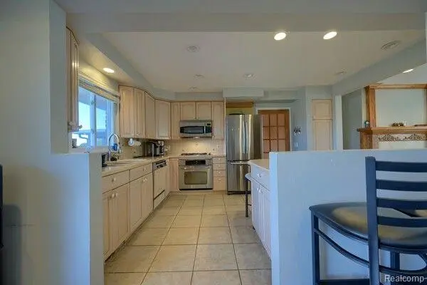 Waterford, MI 48328,3340 WINDCROFT DR