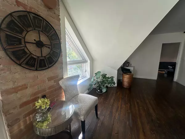 131 Avenue RD #3rd floor, Toronto C02, ON M5R 2H7