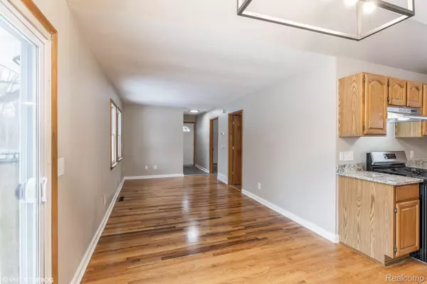 Commerce Twp, MI 48382,9325 COMMERCE RD