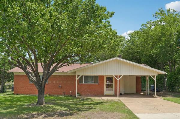 6712 Wallis Road,  Lake Worth,  TX 76135