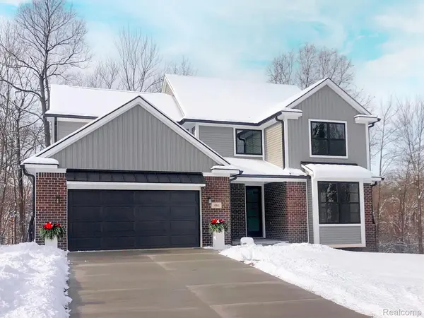 486 Green Hill LN, Lake Orion, MI 48360