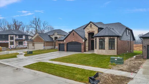 24021 Sawgrass DR, Macomb Township, MI 48042