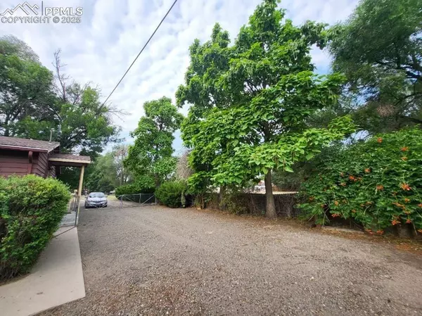 Pueblo, CO 81006,2233 Daniel RD