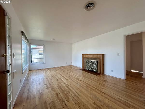 The Dalles, OR 97058,1532 E 10TH ST