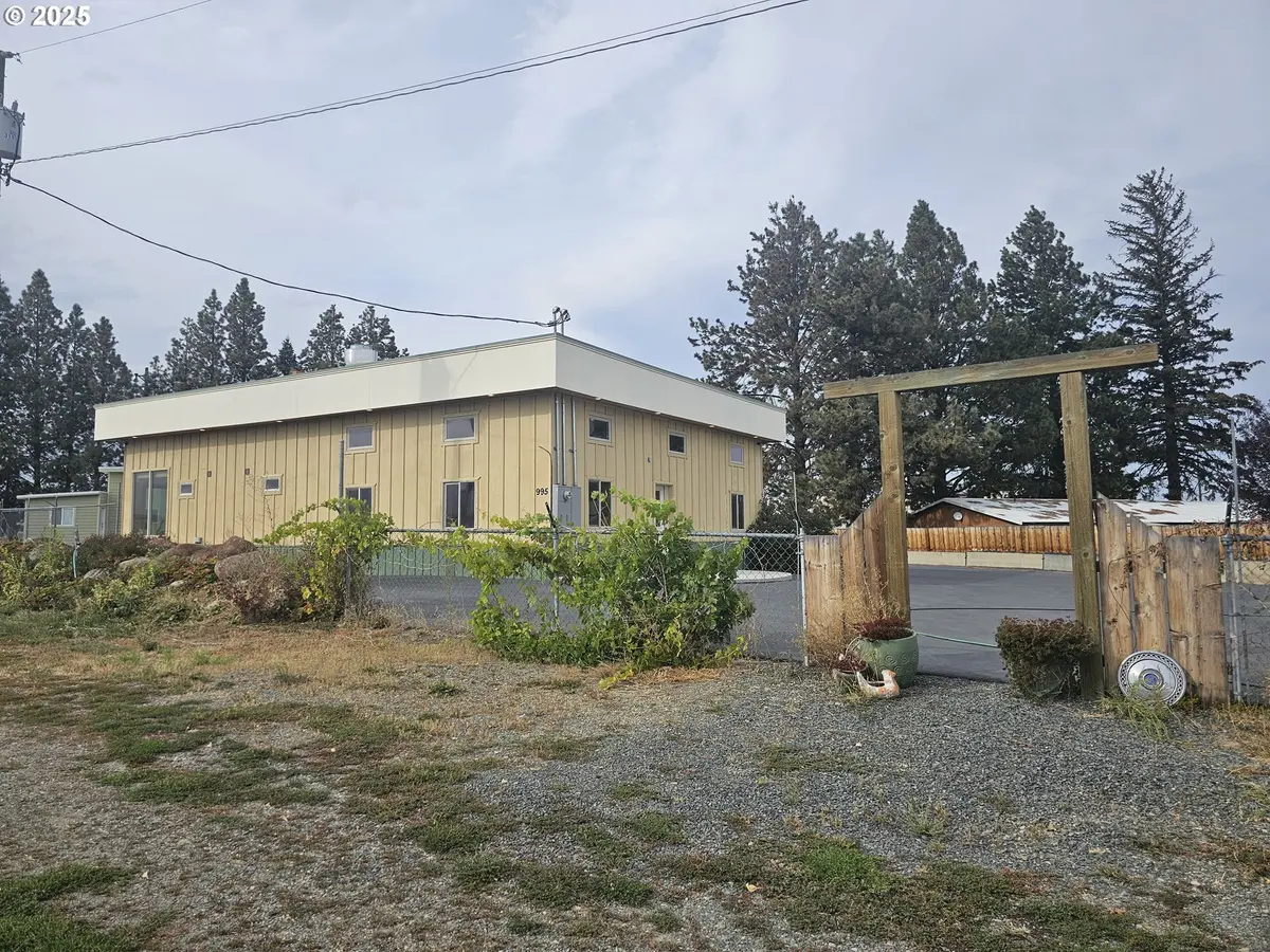 995 3rd ST, North Powder, OR 97867