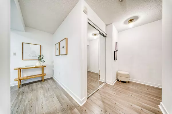 Toronto C01, ON M5V 3Z1,25 Telegram Mews #1902