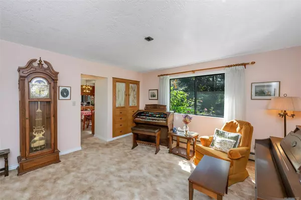 North Saanich, BC V8L 5G6,735 Cromarty Ave