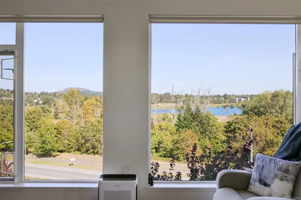 Saanich, BC V8Z 0E1,3815 Rowland Ave #407