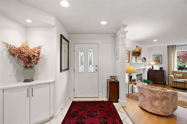 Sidney, BC V8L 4M3,10217 Robinia Pl