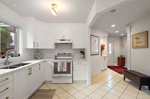 Sidney, BC V8L 4M3,10217 Robinia Pl