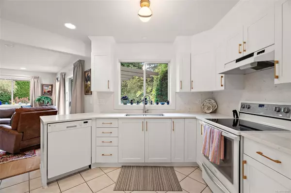 Sidney, BC V8L 4M3,10217 Robinia Pl