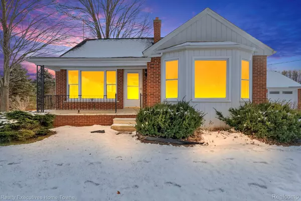 7305 Big Hand RD, St Clair, MI 48079