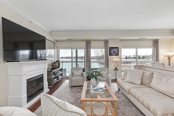 Collingwood, ON L9Y 0W2,1 SHIPYARD LN #207