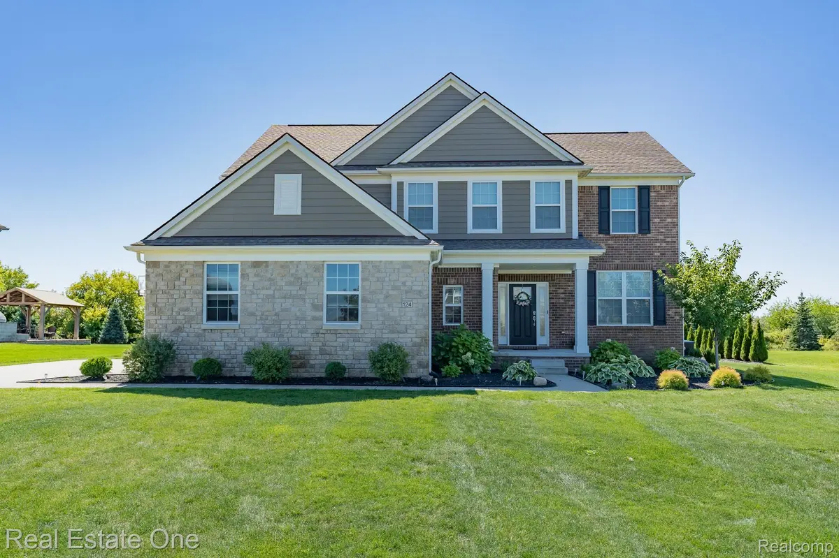 Rochester, MI 48306,124 Oakland Crest DR