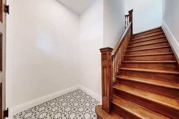 Vaughan, ON L4J 1G1,33 Centre ST #Unit A