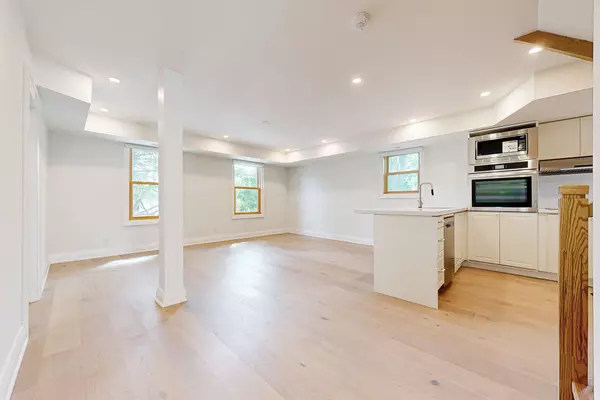 Vaughan, ON L4J 1G1,33 Centre ST #Unit A