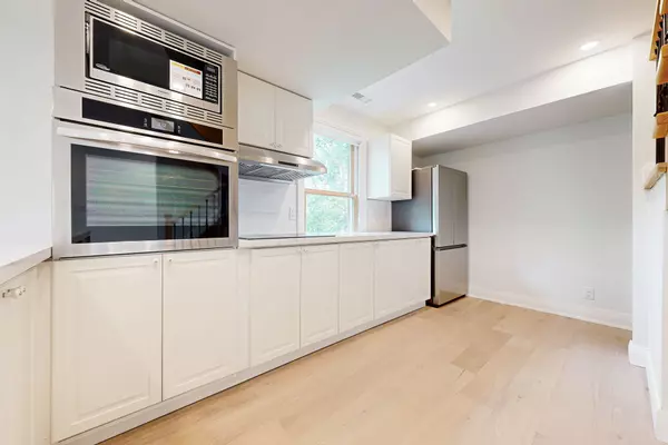 Vaughan, ON L4J 1G1,33 Centre ST #Unit A