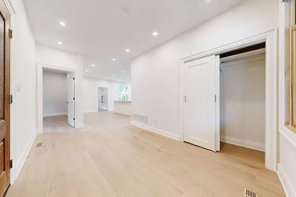 Vaughan, ON L4J 1G1,33 Centre ST #Unit B