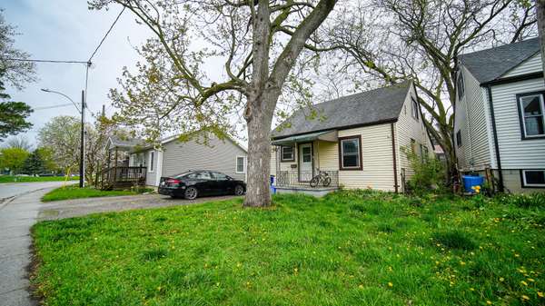 19 Montgomery DR, Chatham-kent, ON N8A 1P2