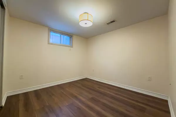 Guelph, ON N1E 2A4,17 Ottawa CRES #Lower