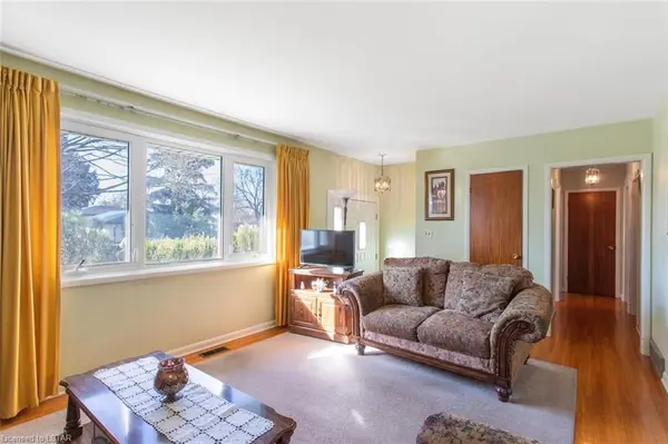 London East, ON N5V 2T2,15 PAWNEE CRES