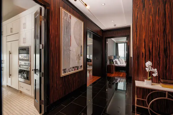 183 Wellington ST W #2403, Toronto C01, ON M5V 0A1