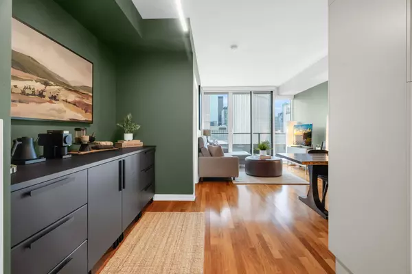 Toronto C01, ON M5G 1P7,111 Elizabeth ST #1208