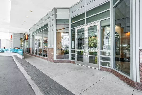 Toronto C01, ON M5J 2R9,10 Queens Quay W #811