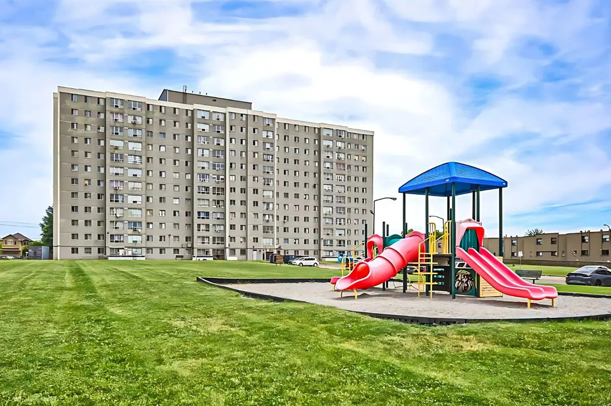 Toronto W04, ON M6B 2G8,940 Caledonia RD #611