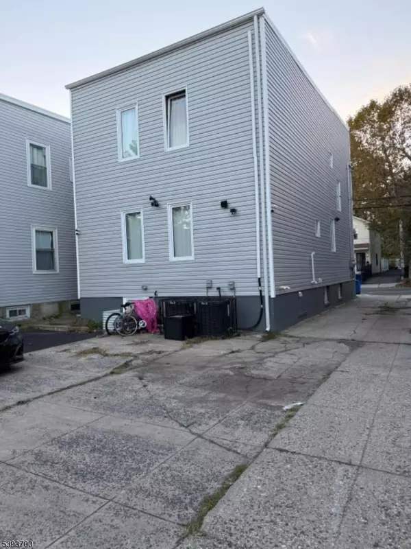 Newark City, NJ 07103,492 S 20Th St