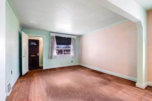 Toronto W04, ON M6B 2K5,1141 Glengrove AVE