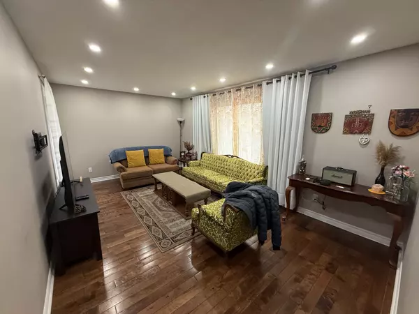 Toronto W10, ON M9V 3W8,28 Lynmont RD