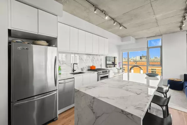 Toronto C01, ON M6J 0B2,2 Gladstone AVE #606