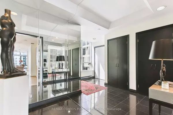 Toronto C01, ON M5J 2M6,211 QUEENS Quay W #1013