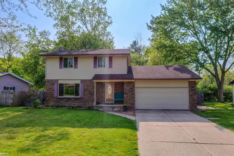 619 Fairfield Dr, Flushing, MI 48433