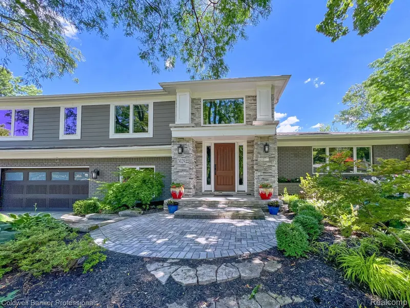 3029 S Westview CT, MI 48304