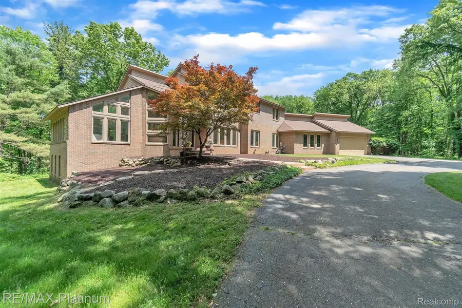 9961 CROSS CREEK DR, South Lyon, MI 48178