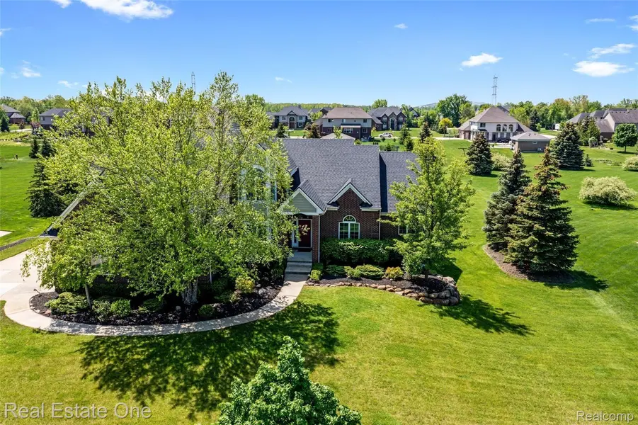 22192 HILLSIDE DR, Northville, MI 48167