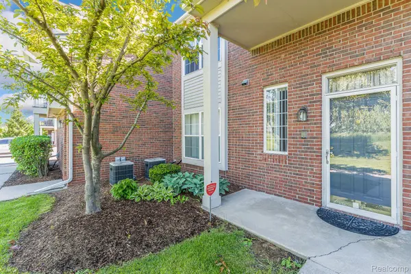 43165 WOODBRIDGE DR, Clinton Twp, MI 48038