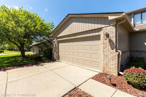 Farmington Hills, MI 48331,30133 Southampton LN