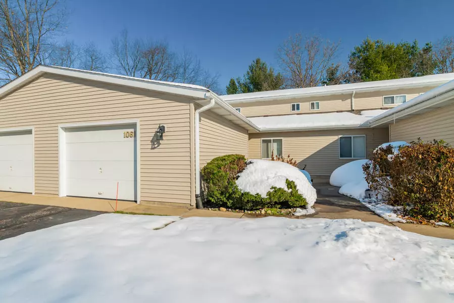 1061 Wedgewood DR, Plainwell, MI 49080