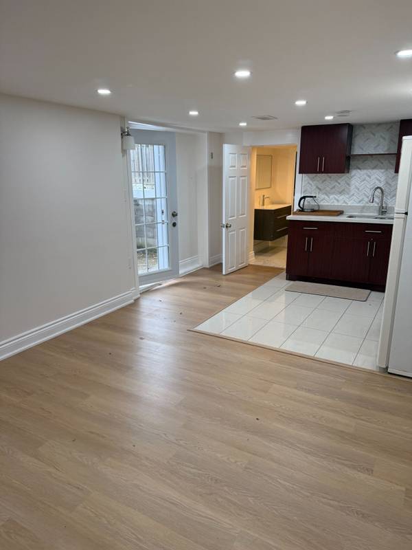 25 Joseph ST #Lower, Mississauga, ON L5M 1N8