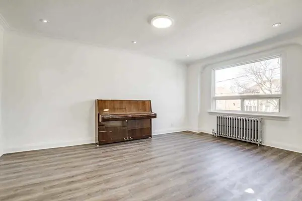 Toronto C10, ON M4G 3C4,1738 Bayview AVE