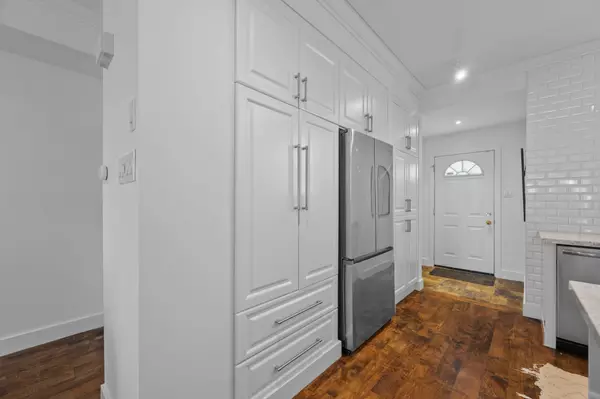 Toronto C01, ON M6J 1R5,51 Halton ST #123