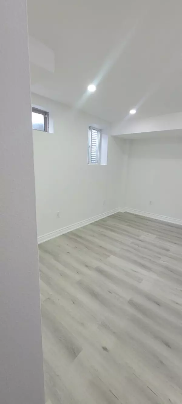 Whitby, ON L1P 0G6,32 Auckland DR E #BSMT