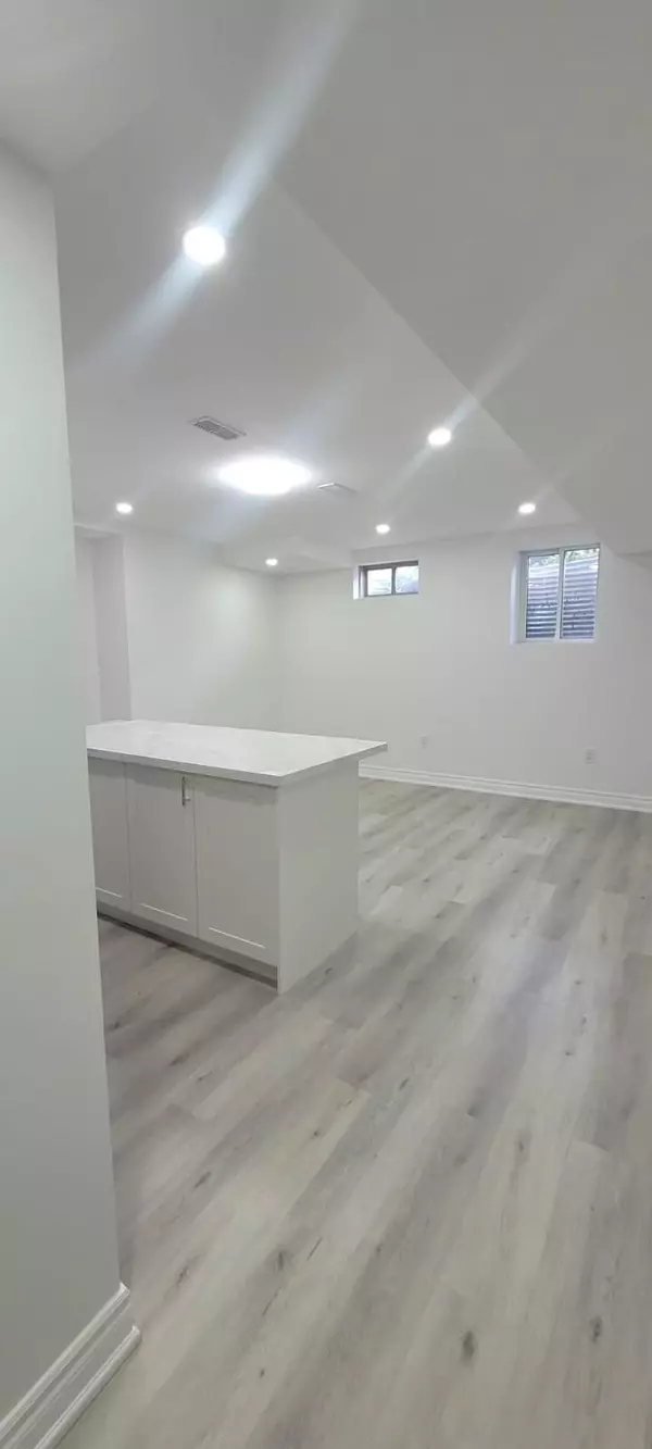 Whitby, ON L1P 0G6,32 Auckland DR E #BSMT