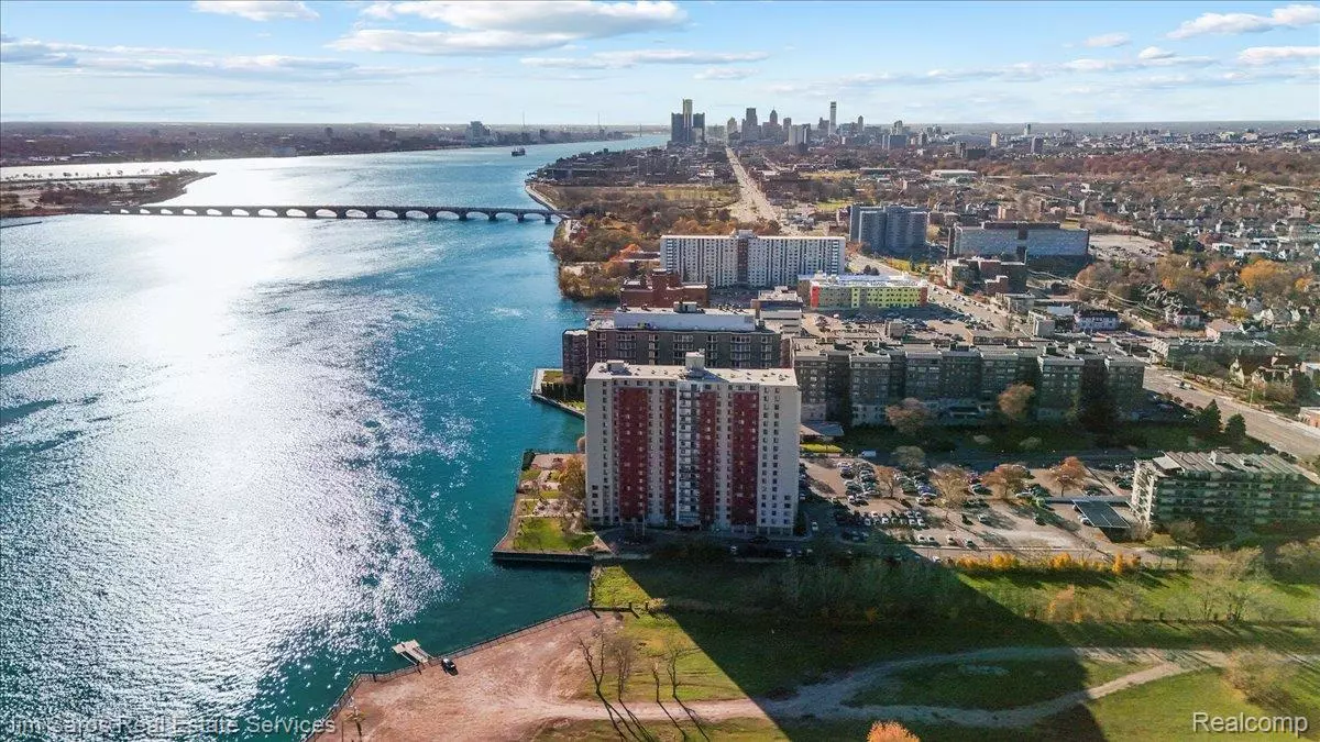 Detroit, MI 48214,8200 E Jefferson AVE #802