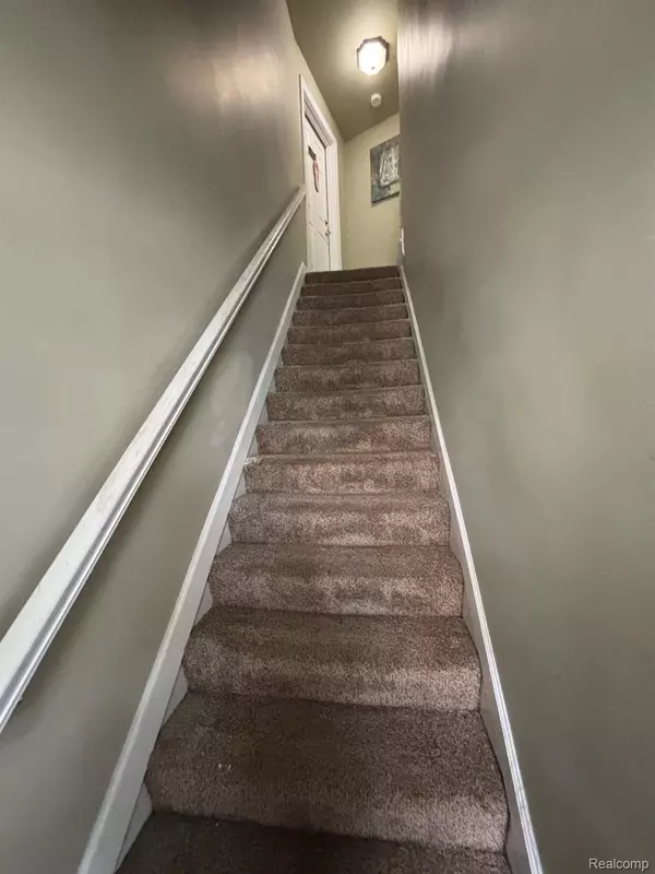 Mt. Clemens, MI 48043,99 Clinton ST #101 1/2